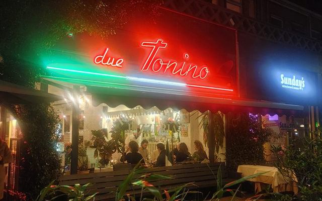 Terras van Italiaans restaurant Due Tonino aan de Goudsesingel in Rotterdam