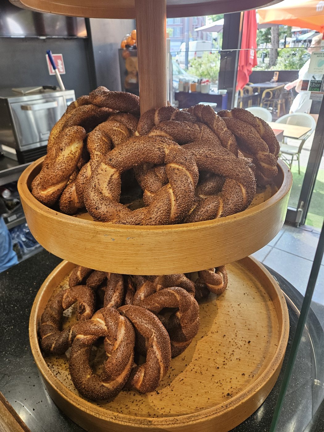 Verse simit, de Turkse sesamring, opgestapeld in houten manden bij de bakkerij.