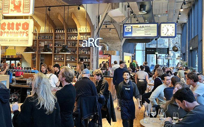 Terras van foodhal Station Bergweg in het voormalige treinstation aan de Hofbogen, Rotterdam-Noord